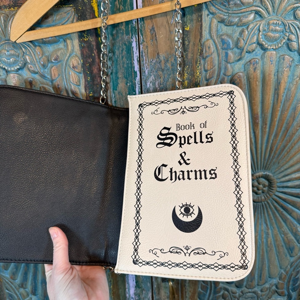 Spells & Charms purse by Bioworld Merch - Picture 6 of 8